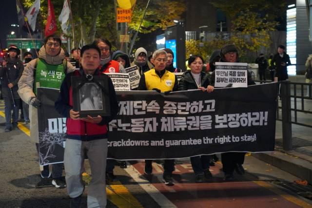 ▲11월 18일 오후 7시 서울 중구 서울출입국외국인청 세종로 출장소 앞에서 이주노동자차별철폐네트워크 '사람이 왔다' 주최로, '이재명 정부 강제단속 규탄 및 고 뚜안 3차 추모 집회'가 열렸다. ⓒ프레시안(손가영)