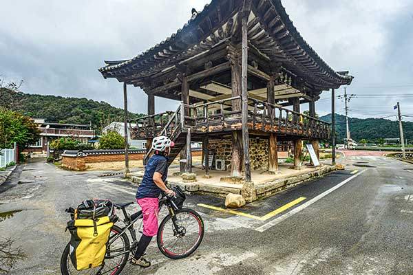 문을 천정 위로 들어올리는 양식의 정자. 마을사람들이 귀하게 보호하는 건축물인 것 같다.