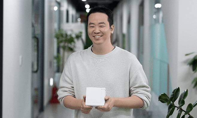 정용수 망고슬래브 대표가 지난 17일 성남 망고슬래브 본사에서 ‘CES 2026’ 최고혁신상을 수상한 AI 점자 라벨 프린터 ‘네모닉 닷’을 들고 포즈를 취하고 있다. 망고슬래브 제공
