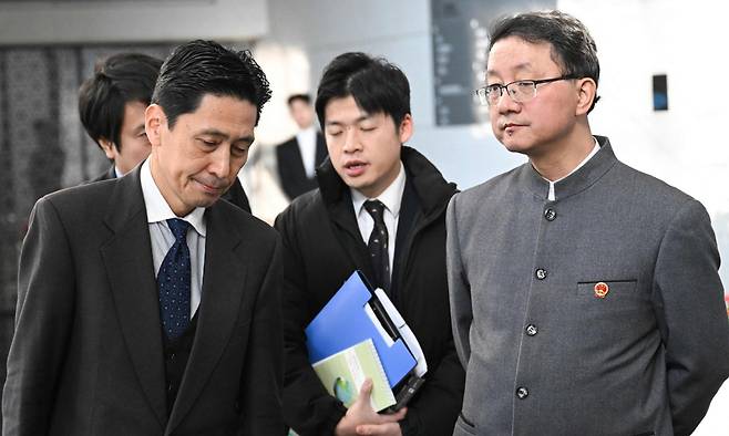 가나이 마사아키 일본 외무성 아시아대양주국장(왼쪽)이 18일 베이징에서 류진쑹 중국 외교부 아주사 사장(아시아 국장·오른쪽)과 협의를 마친 뒤 이동하고 있다.&nbsp;AFP연합뉴스