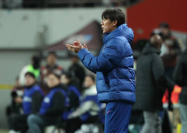 18일 오후 서울 마포구 서울월드컵경기장에서 열린 축구 국가대표팀 평가전 대한민국과 가나의 경기, 후반 한국 홍명보 감독이 선수들을 격려하고 있다. 뉴시스