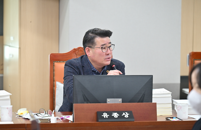 유종상 의원이 18일 종합행정사무감사에서 피감기관을 상대로 질의하고 있다.(사진=경기도의회)