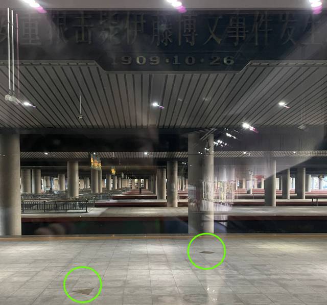 중국 헤이룽장성 하얼빈역 안중근기념관에서 볼 수 있는 이토 히로부미 저격 현장. 왼쪽 동그라미는 116년 전 안중근 의사가, 오른쪽 동그라미는 이토가 서 있던 자리다. 박윤선 기자