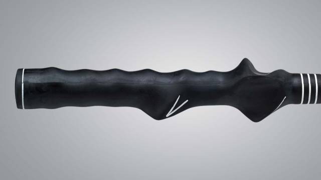 어릴 적 ‘PGA 투어 선수가 되려면 어딜 가든 투어 선수처럼 입어야 한다’는 생각에 골프복 차림으로 등교하곤 했던 스코티 셰플러는 요즘도 훈련 때 초심자용 그립(사진)으로 연습한다. 손가락 모양대로 홈이 난 연습 보조기구다.