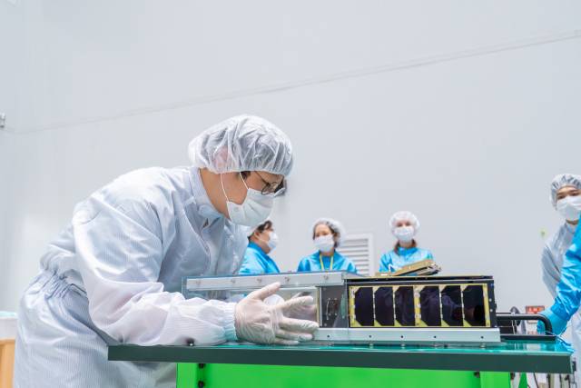 한국항공우주연구원 연구원이 27일 예정된 누리호 4차 발사에 앞서 스페이스린텍의 큐브위성 BEE-1000을 누리호 발사관에 넣는 작업을 하고 있다. 사진 제공=한국항공우주연구원