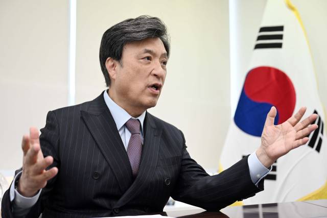 김영근 재외동포협력센터장이 19일 서울 서초구 재외동포협력센터에서 진행된 서울경제신문과의 인터뷰에서 ‘차세대 동포 모국 초청 연수’ 프로그램에 대해 설명하고 있다. 조태형 기자