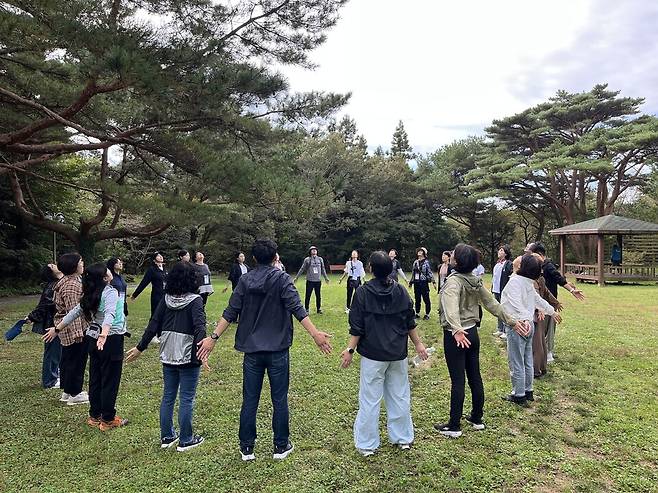 서귀포시교육지원청이 진행한 '2025 상반기 교원 마음돌봄 프로그램'에서 참가자들이 '숲 치유' 활동을 하고 있다. ⓒ서귀포시교육지원청 제공