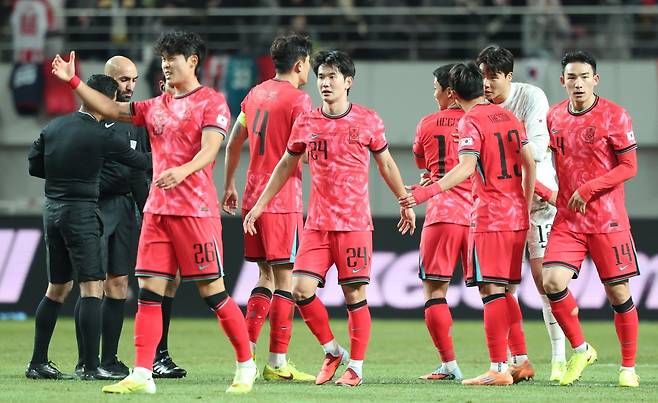 축구국가대표 선수들이 18일 서울월드컵경기장에서 열린 가나와 친선전에서 1-0으로 이긴 뒤 서로 격려하고 있다. 상암｜뉴시스