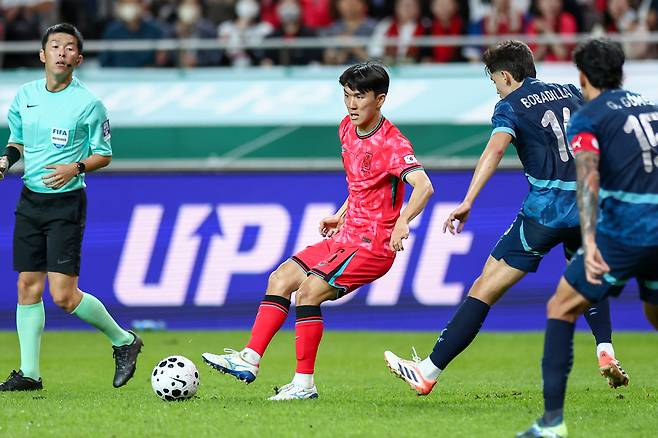 황인범이 지난달 14일 서울 마포구 서울월드컵경기장에서 파라과이 선수들을 앞에 놓고 볼을 다루고 있다. 연합뉴스