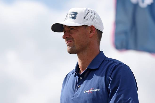 빅토르 페레즈가 지난 15일 열린 PGA 투어 버터필드 버뮤다 챔피언십 2라운드 도중 1번 홀에서 심각한 표정으로 어딘가를 바리보고 있다. 게티이미지코리아