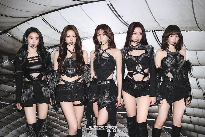 도쿄돔 공연을 진행하고 있는 그룹 르세라핌. 쏘스뮤직 제공