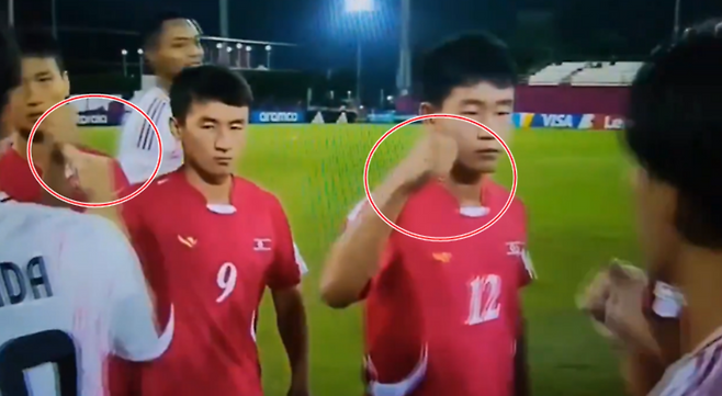 ▲ 비매너로 시작해 탈락으로 끝났다. 북한 U-17 축구대표팀이 일본과의 월드컵 16강 무대에서 업보의 패배를 당했다. 경기 전 상대 선수들을 때리려는 듯한 위협을 가해 충격을 안겼는데 정작 결과는 16강 탈락이었다. ⓒ 중계영상 캡쳐