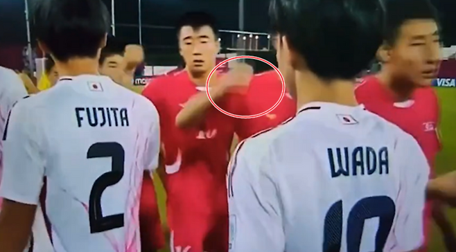 ▲ 비매너로 시작해 탈락으로 끝났다. 북한 U-17 축구대표팀이 일본과의 월드컵 16강 무대에서 업보의 패배를 당했다. 경기 전 상대 선수들을 때리려는 듯한 위협을 가해 충격을 안겼는데 정작 결과는 16강 탈락이었다. ⓒ 중계영상 캡쳐