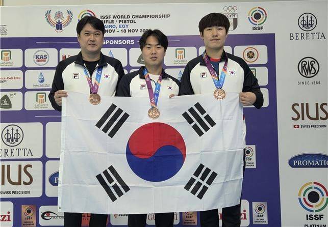 2025 ISSF 카이로 세계선수권대회 25m 센터파이어 권총 단체전 동메달을 차지한 소승섭(왼쪽부터), 이건혁, 조영재. /사진=대한사격연맹 제공