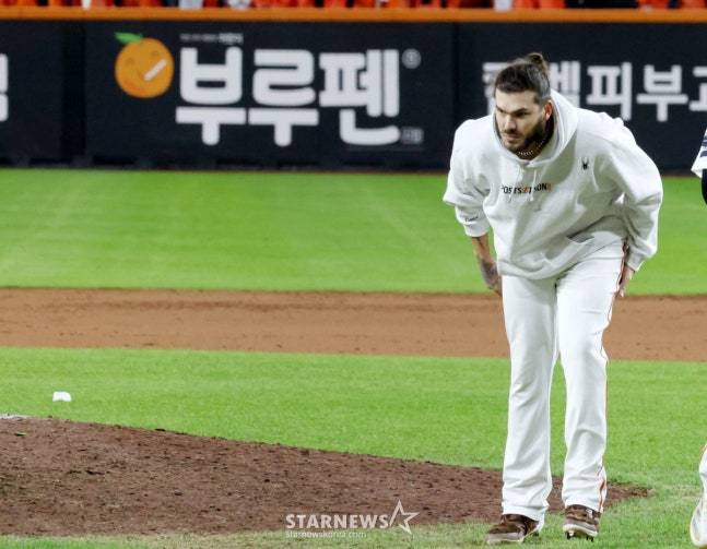 플레이오프 5차전 승리 후 삼성 선수들에게 인사를 하는 폰세. /사진=김진경 대기자