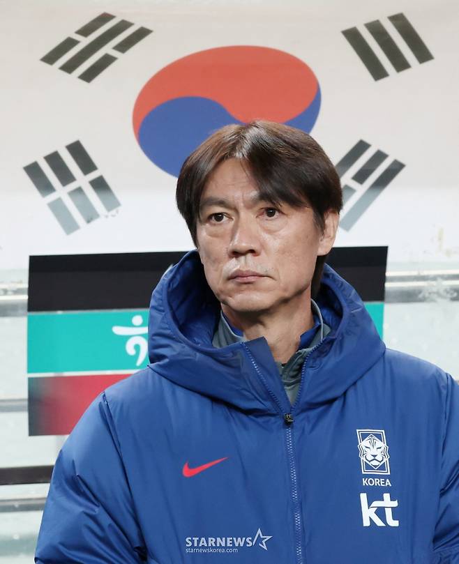 축구 국가대표 A매치 친선경기 대한민국과 가나의 경기가 18일 서울월드컵경기장애서 열렸다.  홍명보 감독이 그라운드를 응시하고 있다. /사진=김진경 대기자