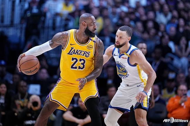 미국프로농구(NBA) 경기에서 맞붙은 르브론 제임스(LA레이커스)와 스테판 커리(골든스테이트 워리어스). /AFPBBNews=뉴스1