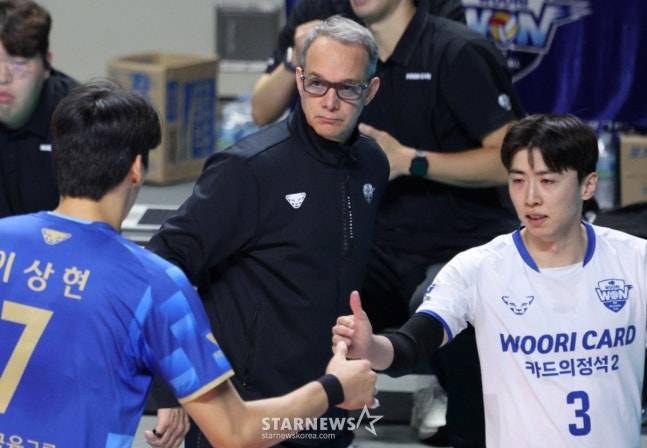 파에스 우리카드 감독(가운데)이 선수들의 플레이를 지켜보고 있다. /사진=김진경 대기자