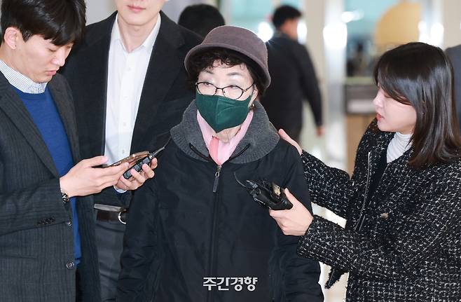 양평 공흥지구 개발 특혜 의혹과 관련해 김건희 여사의 모친 최은순 씨가 지난 11일 서울 광화문 KT빌딩에 마련된 김건희특검 사무실에 피의자 신분으로 재출석하고 있다. 정지윤 선임기자