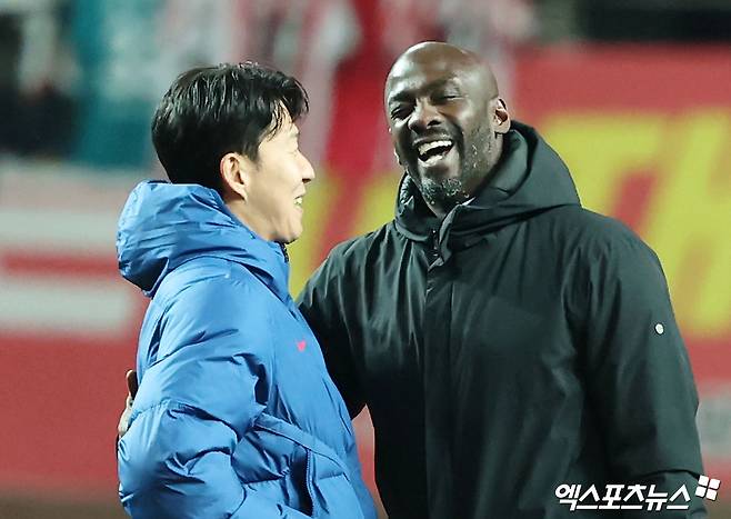 가나 축구대표팀을 이끄는 오토 아도 감독은 지난 14일 일본전과 18일 한국전을 치른 뒤 일본이 한 수 위라고 답변해 시선을 끌었다. 아도 감독은 18일 한국전에서 0-1로 패한 뒤 '일본, 한국과 경기는 시스템 자체가 달랐다'면서도 '솔직히 일본은 굉장히 강한 팀이다. 브라질은 쉽게 지는 팀이 아닌데, 일본이 그 브라질을 상대로 매우 좋은 경기를 보여주며 승리했다. 일본은 지금 굉장히 높은 레벨에 있다'고 강조했다. 가나는 일본에 0-2로 졌다. 서울월드컵경기장, 김한준 기자