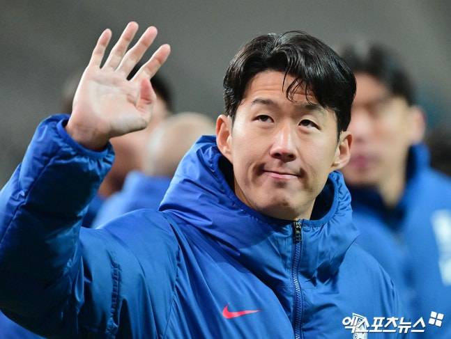 가나 축구대표팀을 이끄는 오토 아도 감독은 지난 14일 일본전과 18일 한국전을 치른 뒤 일본이 한 수 위라고 답변해 시선을 끌었다. 아도 감독은 18일 한국전에서 0-1로 패한 뒤 '일본, 한국과 경기는 시스템 자체가 달랐다'면서도 '솔직히 일본은 굉장히 강한 팀이다. 브라질은 쉽게 지는 팀이 아닌데, 일본이 그 브라질을 상대로 매우 좋은 경기를 보여주며 승리했다. 일본은 지금 굉장히 높은 레벨에 있다'고 강조했다. 가나는 일본에 0-2로 졌다. 란편, 아도 감독의 손흥민의 함부르크 유스 시절 감독이기도 하다. 서울월드컵경기장, 김한준 기자