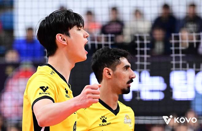 OK저축은행전 승리 이끈 KB손보 야쿱(오른쪽)과 임성진 [한국배구연맹 제공. 재판매 및 DB 금지]