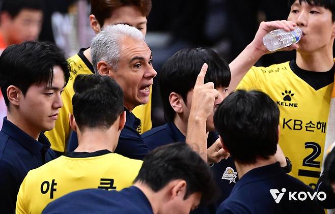 작전 지시하는 레오나르도 KB손보 감독(중앙) [한국배구연맹 제공. 재판매 및 DB 금지]