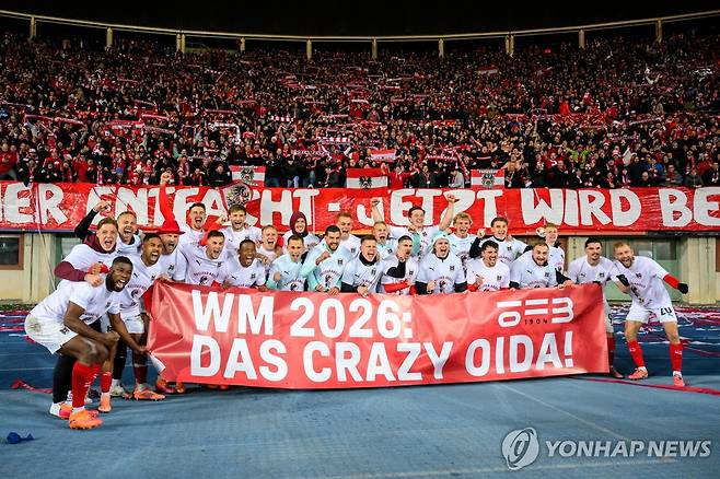 28년 만의 월드컵 본선 진출을 축하하는 오스트리아 선수들  [EPA=연합뉴스]