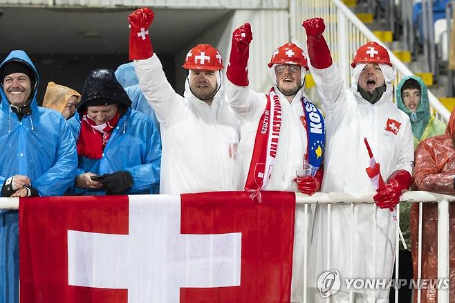 스위스 대표팀을 응원하는 팬들 [EPA=연합뉴스]