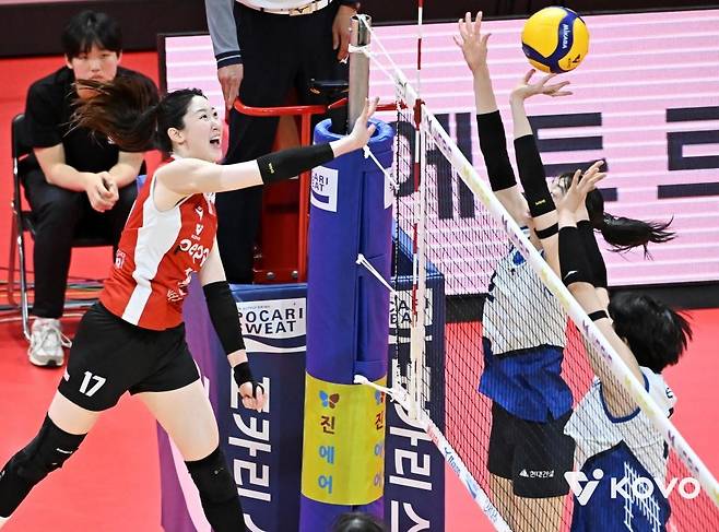 공격하는 페퍼저축은행의 고예림(왼쪽) [한국배구연맹 제공. 재판매 및 DB 금지]