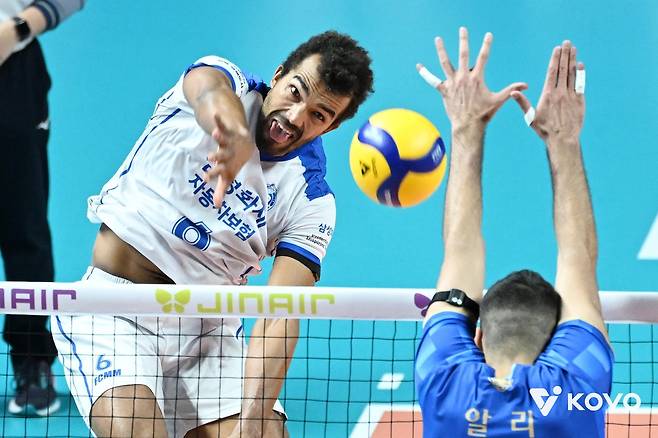 우리카드전에서 공격하는 삼성화재의 아히(왼쪽) [한국배구연맹 제공. 재판매 및 DB 금지]