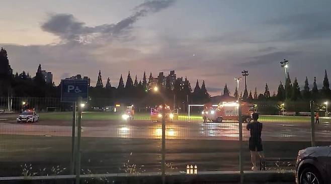 A씨가 탄 헬기가 창원스포츠파크에 착륙하는 모습 [경남경찰청 제공. 재판매 및 DB 금지]