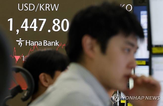고환율 걱정 (서울=연합뉴스) 이동해 기자 = 6일 서울 중구 하나은행 본점 딜링룸에서 딜러가 업무를 보고 있다.
    이날 코스피지수는 전장보다 22.03포인트(0.55%) 오른 4,026.45에, 코스닥지수는 3.72포인트(0.41%) 하락한 898.17에 장을 마감했다. 2025.11.6 eastsea@yna.co.kr