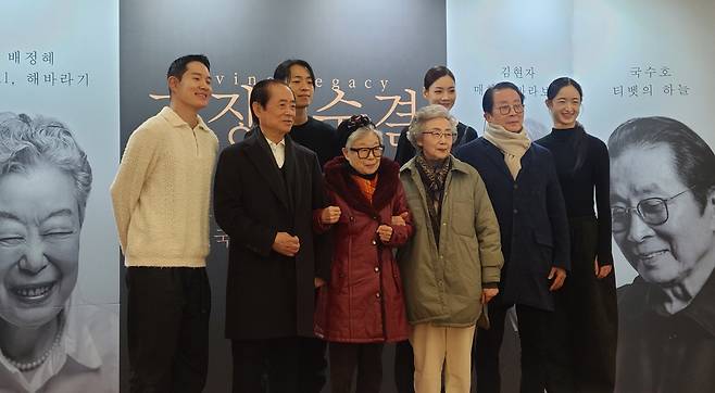 국립무용단 '거장의 숨결' 기자간담회 (서울=연합뉴스) 박원희 기자 = 19일 국립극장 해오름극장에서 열린 국립무용단 '거장의 숨결' 기자간담회에서 안무가와 무용수들이 기념사진을 찍고 있다. (왼쪽부터) 국립무용단 황태인 단원, 조흥동 안무가, 조용진 단원, 배정혜 안무가, 김현자 안무가, 박혜지 단원, 국수호 안무가, 이승연 단원. 2025.11.19 encounter24@yna.co.kr