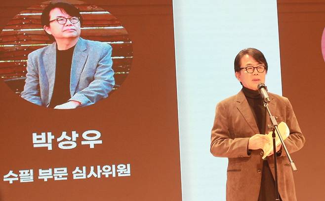 심사평 발표하는 박상우 수필 부문 심사위원  (서울=연합뉴스) 박현수 기자 = 19일 서울 종로구 청계천로 교원투어콘서트홀에서 열린 '제27회 재외동포 문학상' 시상식에서 박상우 수필부문 심사위원이 심사평을 하고 있다. 2025. 11. 19. phyeonsoo@yna.co.kr