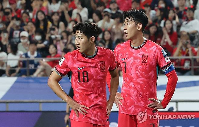 벤치 바라보는 손흥민과 이강인 (서울=연합뉴스) 한상균 기자 = 5일 서울월드컵경기장에서 열린 대한민국과 팔레스타인의 2026 월드컵 아시아 3차 예선. 
    손흥민과 이강인이 프리킥을 준비하고 있다. 2024.9.5 xyz@yna.co.kr