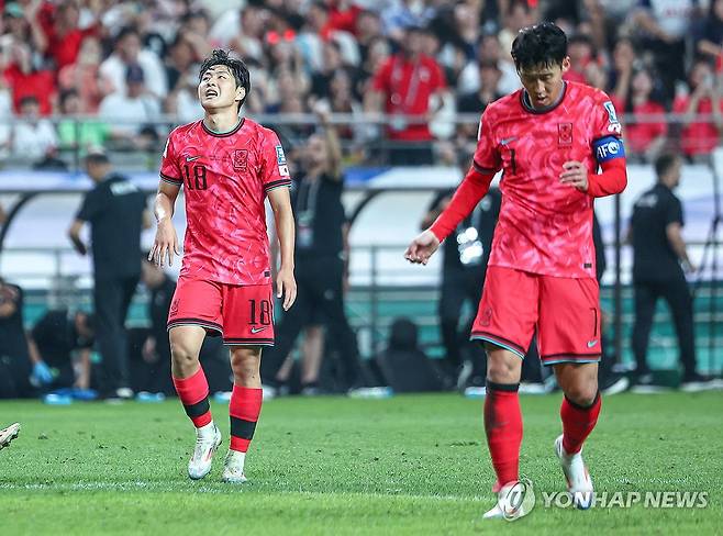 짙은 아쉬움 (서울=연합뉴스) 서대연 기자 = 5일 오후 서울월드컵경기장에서 열린 2026 FIFA 북중미 월드컵 3차 예선 대한민국 대 팔레스타인의 경기. 손흥민이 이강인의 슈팅이 막히자 아쉬워하고 있다. 2024.9.5 dwise@yna.co.kr