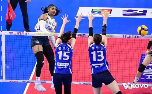 스파이크 때리는 모마(왼쪽) [한국배구연맹 제공. 재배포 및 DB 금지]