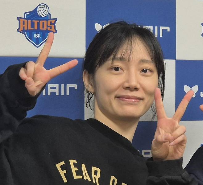 포즈 취하는 문정원 (화성=연합뉴스) 김경윤 기자 = 한국도로공사 문정원이 19일 경기도 화성종합체육관에서 열린 2025-2026 프로배구 여자부 V리그 IBK기업은행과 방문 경기를 마친 뒤 포즈를 취하고 있다. 2025.11.19. cycle@yna.co.kr