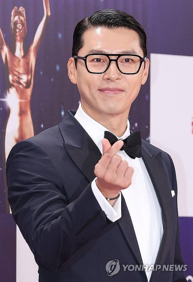 현빈, '하얼빈'으로 주연상 받을까? (서울=연합뉴스) 이재희 기자 = 배우 현빈이 19일 서울 영등포구 KBS홀에서 열리는 제46회 청룡영화상 시상식 포토월에서 포즈를 취하고 있다. 현빈은 영화 '하얼빈'으로 남우주연상 후보에 올랐다. 2025.11.19 scape@yna.co.kr