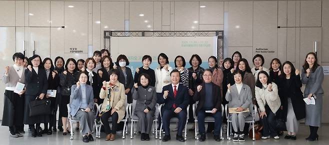 20일 포일어울림센터에서 열린 '제6회 레지오 기록작업 전시회' 개회식에서 김성제 의왕시장과 보육·유아교육 관계자들이 기념촬영을 하고 있다. 사진=의왕시청