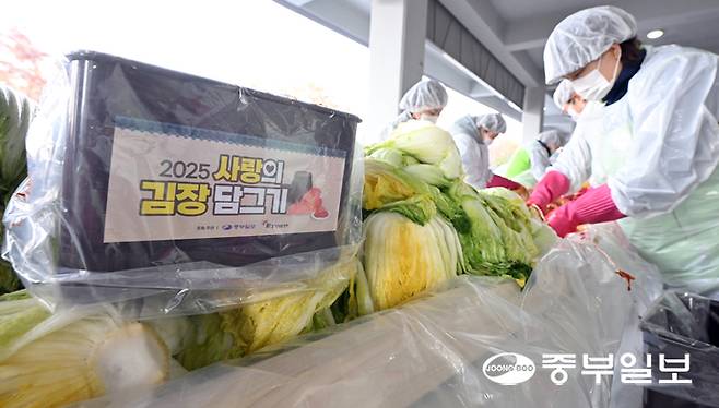 참가자들이 김장 준비를 하고 있다. 김경민기자