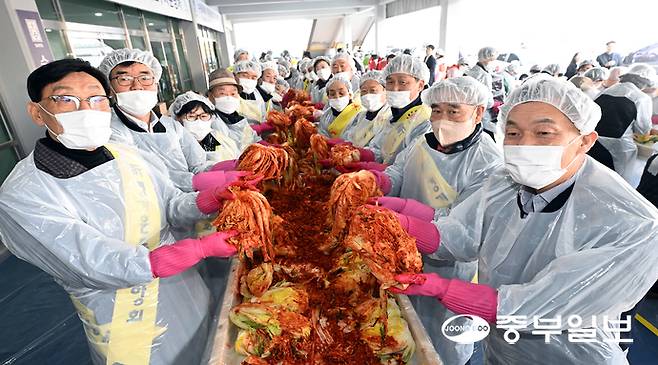 20일 오후 수원시 종합운동장에서 열린 2025 사랑의 김장 담그기 행사에서 이재준 수원시장, 이재식 수원시의회 의장, 김영진 더불어민주당 의원, 엄범식 농협중앙회 경기본부장, 이강해 신경기운동중앙회 총재와 회원들이 김장을 하며 기념촬영을 하고 있다. 노민규기자