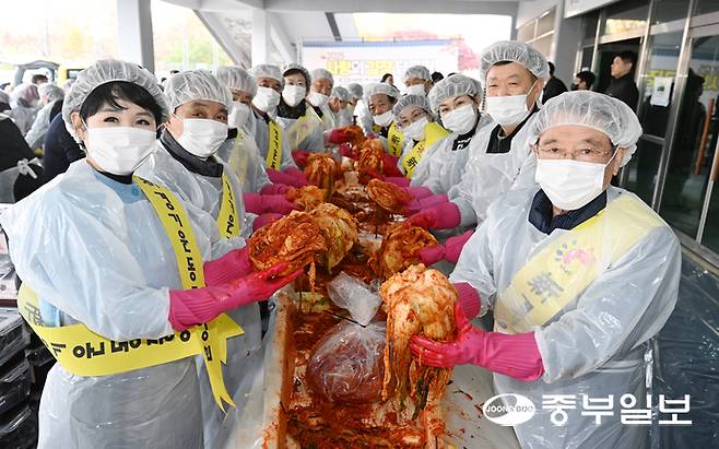 신경기운동중앙회 회원들이 김장을 담그며 기념촬영을 하고 있다. 노민규기자
