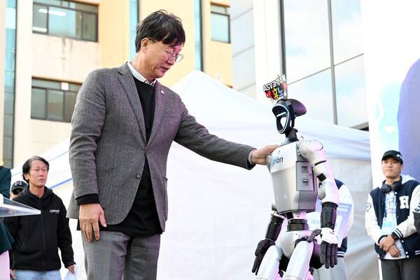 이민근 안산시장이 지난 11월 2일 안산사이언스밸리 과학축제에 참석해 로봇 시연을 체험하고 있다.