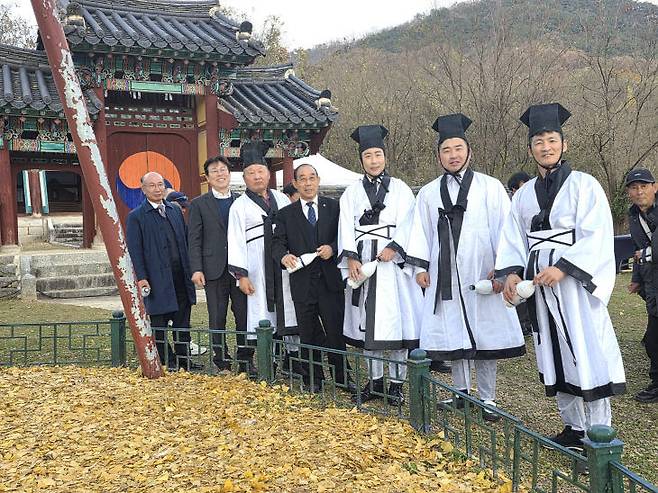 20일 열린 세종 임난수 은행나무 목신제에 참가자한 인사들이 기념 사진 촬영에 임하고 있는 모습. /사진=이은지 기자