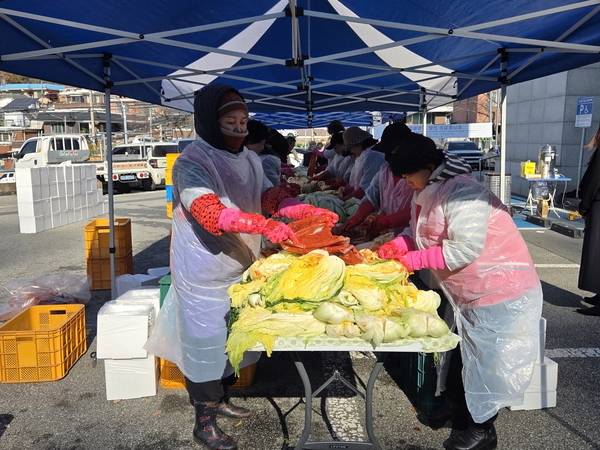 ▲ 충남통일관에서 북한이탈주민들이 참여한 김장 나눔 봉사활동이 진행됐다. 사진은 김장김치를 담그는 봉사자들 모습. 자유총연맹 공주시지회 제공