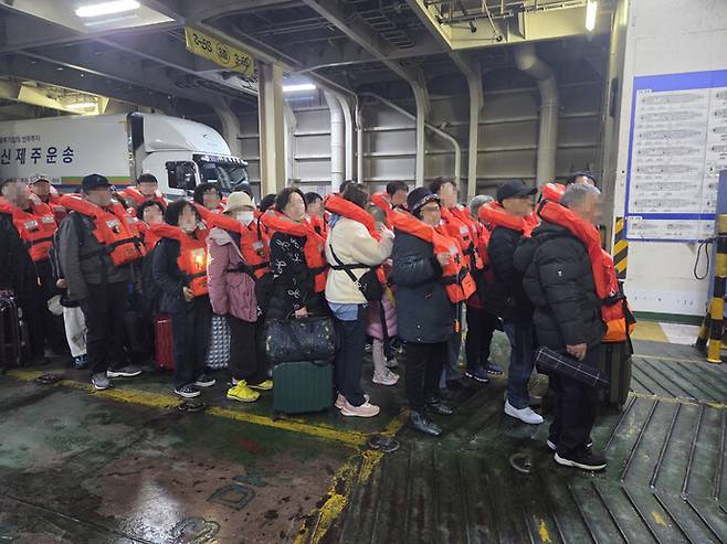 사고 여객선 내에서 구명조끼를 착용한 승객들. 해경 제공