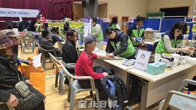 20일 김제에서 진행된 ‘찾아가는 농촌 왕진버스’를 방문해 진료를 받는 시민들/김문경 기자