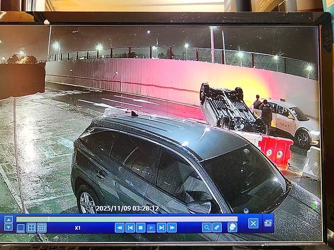 지난 9일 새벽 빗길을 달리던 한 승용차가 송정 지하차도 공사현장 인근 도로에서 전도된 모습이 상가 폐쇄회로(CC)TV에 기록돼 있다. 독자 제공